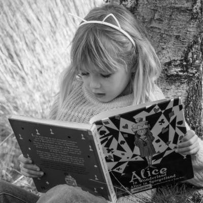 Meisje leest Alice in Wonderland