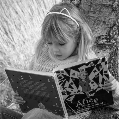 Meisje leest Alice in Wonderland